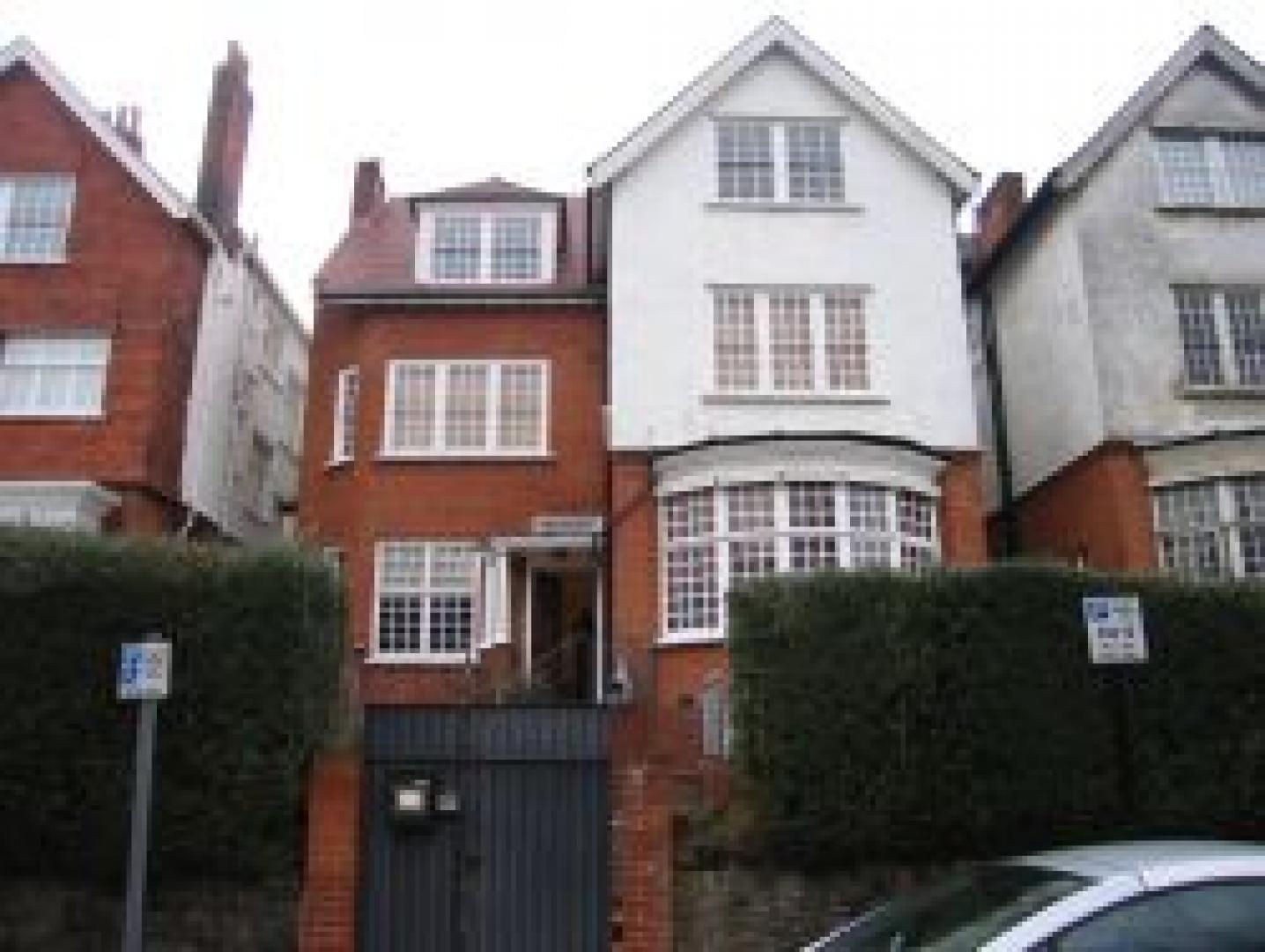 			3 Bedroom, 1 bath, 1 reception Flat			 Bracknell Gardens, HAMPSTEAD NW3